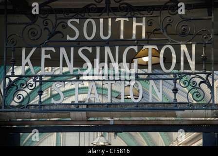 Close up di un Vittoriano di ferro battuto cartello fuori la stazione della metropolitana di South Kensington. Foto Stock