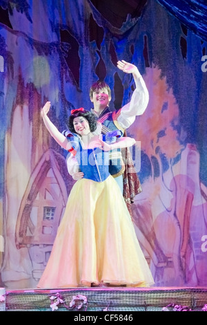 Bianco neve e Prince Charming stand e wave per la folla in principesse Disney mostra presso il Centro Resch in Green Bay Foto Stock