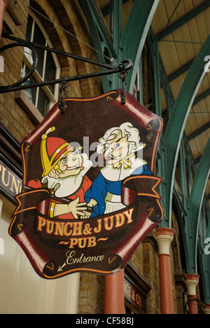 Punch e Judy pub segno nel mercato di Covent Garden. Foto Stock