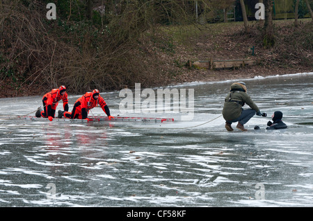 L'uomo essendo intervistato durante una vita pratica di risparmio sul lago ghiacciato in Germania. Foto Stock