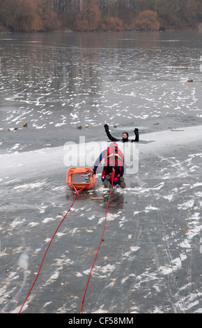 Per salvare la vita pratica sul lago ghiacciato in Germania. Foto Stock