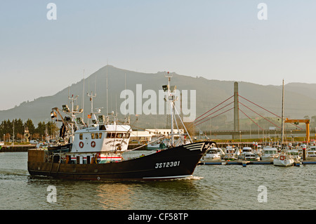 Barca da pesca lasciando la darsena del porto di Colindres Cantabria, Spagna, Europa Foto Stock