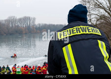 Per salvare la vita pratica sul lago ghiacciato in Germania. Foto Stock