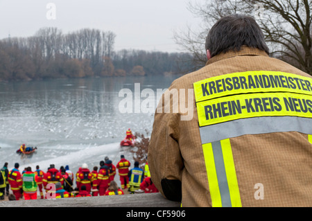 Per salvare la vita pratica sul lago ghiacciato in Germania. Foto Stock