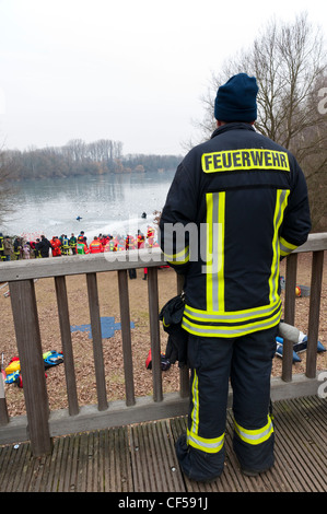 Per salvare la vita pratica sul lago ghiacciato in Germania. Foto Stock