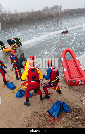 Per salvare la vita pratica sul lago ghiacciato in Germania. Foto Stock