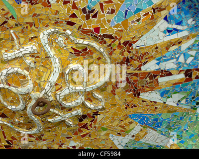 Close up di un mosaico che rappresenta il sole sul tetto con colonne a Park Guell, Barcellona, Spagna Foto Stock