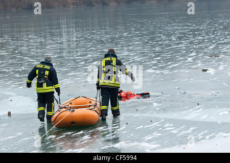 Per salvare la vita pratica sul lago ghiacciato in Germania. Foto Stock