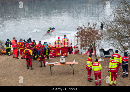 Per salvare la vita pratica sul lago ghiacciato in Germania. Foto Stock