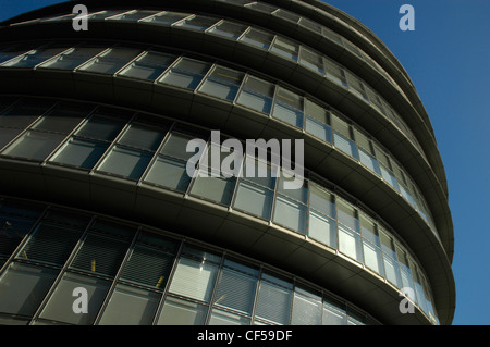 Un incontro ravvicinato con la moderna architettura della City Hall a Southwark. Foto Stock