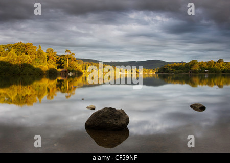 La mattina presto a Derwent Water, guardando verso Dewent isola. Le isole boat house è visibile a sinistra fuori centro. Foto Stock