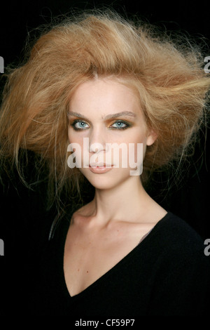 Roberto Cavalli Milano Backstage primavera estate fragola blonde modello femminile big backcombed capelli e ombretto marrone, nero Foto Stock