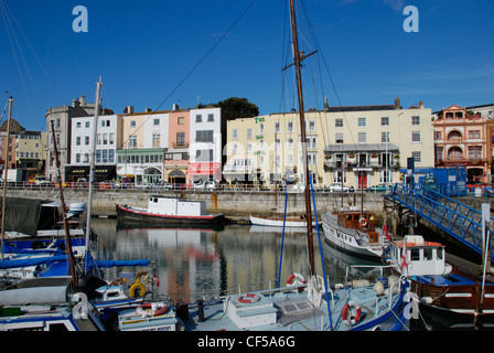 Nave da pesca e yacht mored a Ramsgate Royal Harbour. Foto Stock