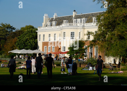 I visitatori del parco di Cannizaro House di Wimbledon. Foto Stock