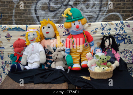 Una collezione di coloratissimi bambole a maglia su un mercato in stallo Brick Lane. Foto Stock