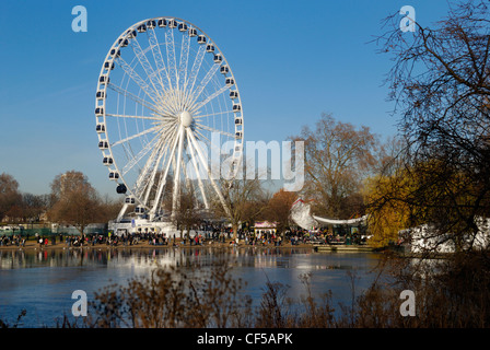 Una vista sul lago a serpentina per la ruota di Hyde Park. Foto Stock