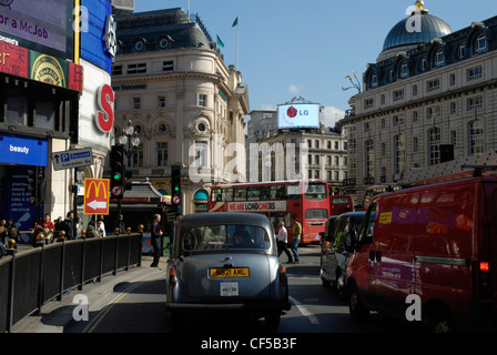 Il traffico che passa attraverso il Piccadilly Circus. Foto Stock