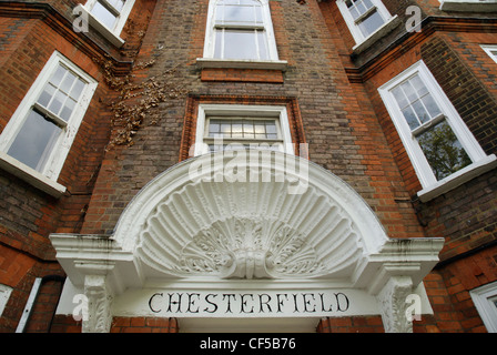 La parte anteriore di Chesterfield mansion condominio in Highgate Village. Foto Stock