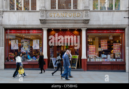 La gente camminare passato Stanfords mappa e book shop in Long Acre. Foto Stock