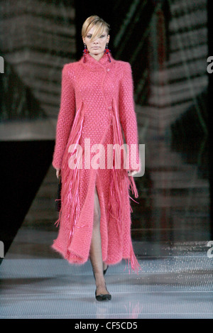 Armani Milano pronto a indossare in autunno e inverno Fluffy rosa lungo cappotto di maglia con fiocchi e pompe di Piana Foto Stock