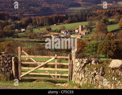 Vista del villaggio di Sheepstor da colline sopra con serbatoio Burrator in background. Foto Stock