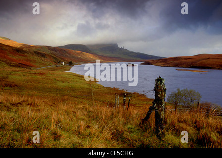 Vista del Loch Fada con un recinto di vecchi in primo piano. Foto Stock