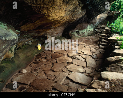 Una grotta eremo utilizzato dagli irlandesi St Molaise nel sesto secolo tardo viene ora mantenuto pulito e usato come un santuario da Buddista Tibetana Foto Stock