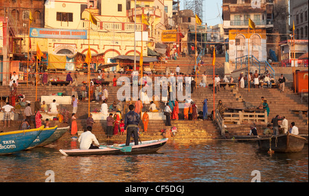 Varanasi ghats di sunrise, India Foto Stock