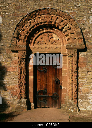 A sud porta alla chiesa di Santa Maria e San Davide, uno degli esempi più belli dell'Herefordshire Scuola del tardo romanico c Foto Stock