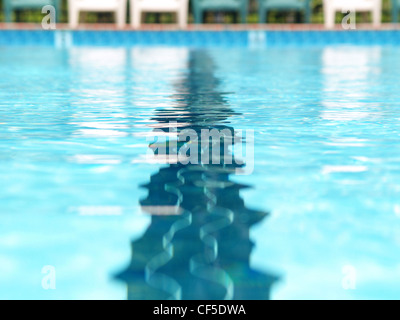Primo piano delle distorsioni di una nuotata in un marcatore di corsia in un pool Foto Stock