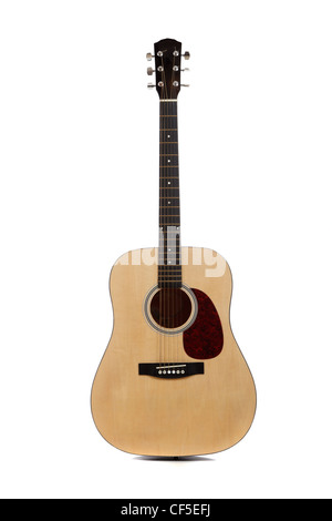 Una chitarra acustica su sfondo bianco Foto Stock