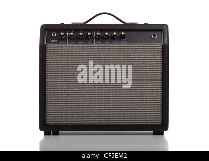 Un amplificatore per chitarra su uno sfondo bianco con vari comandi e manopole di regolazione Foto Stock