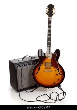 Una chitarra elettrica e amplificatore su sfondo bianco Foto Stock