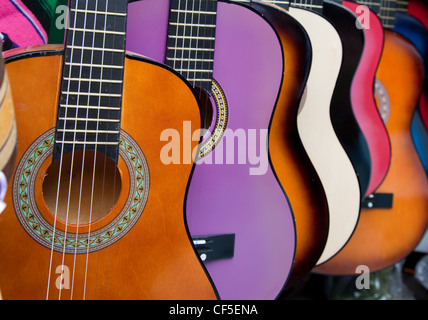 Un gruppo di vivacemente colorato Mexican made guitars sul display Foto Stock