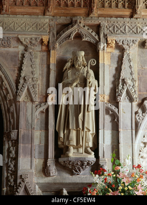 Una moderna statua di St David (Dewi Sant), patrono del Galles, collocato nel XIV secolo di rood schermo tra la navata e choi Foto Stock