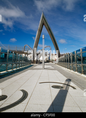 La strada pedonale principale e acciaio inossidabile arco del Celtic ponte Gateway, inaugurato il 19 ottobre 2006, che collega il terminal per i traghetti e r Foto Stock