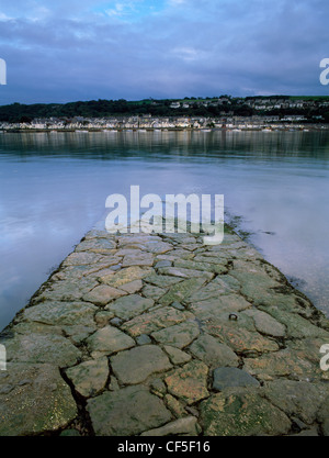 Guardando attraverso il Menai Strait alla porta Dinorwig (Y Felinheli) sulla terraferma, dal vecchio scalo traghetti una volta utilizzato da ardesia wo Foto Stock