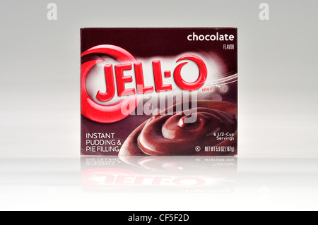 Un pacchetto di jella o jell-o budini istantanei e torta di riempimento sapore di cioccolato su sfondo bianco tagliato fuori degli Stati Uniti. Foto Stock