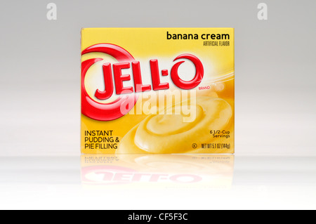 Un pacchetto di jella per preparare budini istantanei e Farcitura di torte crema di banana sapore su sfondo bianco tagliato fuori degli Stati Uniti. Foto Stock