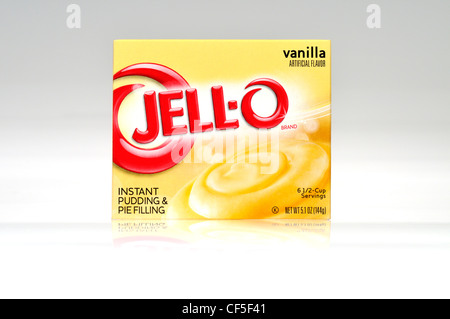 Un pacchetto di jella o jell-o budini istantanei e torta il riempimento di aroma vaniglia su sfondo bianco tagliato fuori degli Stati Uniti. Foto Stock