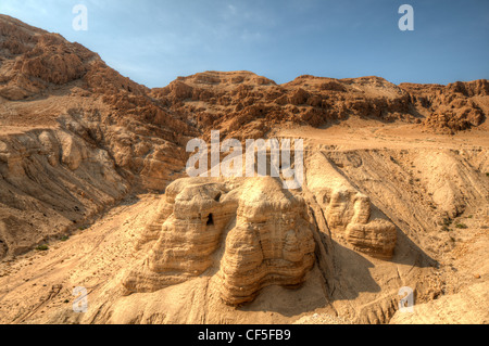 Qumran cave 4, una delle caverne in cui i rotoli sono stati rinvenuti presso le rovine di Khirbet Qumran nel deserto di Israele. Foto Stock