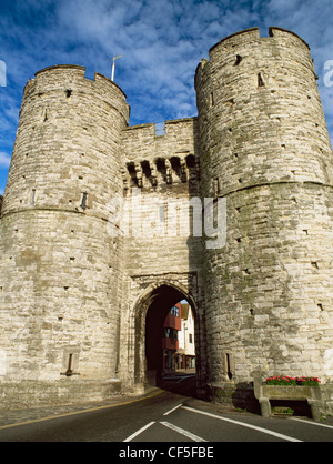 Il West Gate, completato nel 1380, è l'unica superstite delle sette porte della città medievale. Ora un museo delle armi e armature, Foto Stock