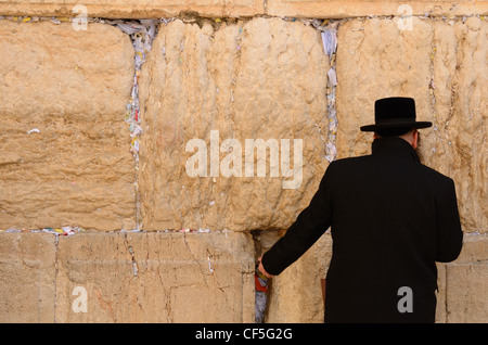 Un ebreo Hasidic prega al muro del pianto per la Città Vecchia di Gerusalemme, Israele. Foto Stock