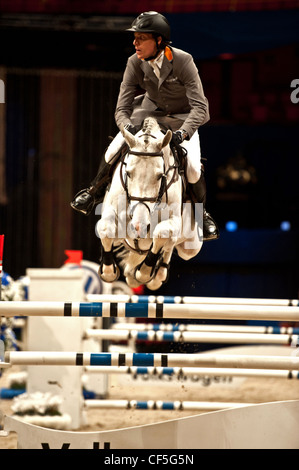 Henrik von Eckermann (Svezia) riding Cristallo 7 presso la Stockholm International Horse Show 2011 Foto Stock