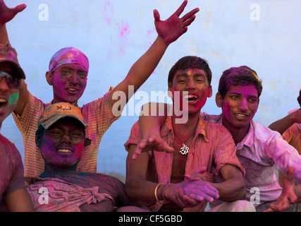 La gente celebra Holi festival in Mathura, India Foto Stock