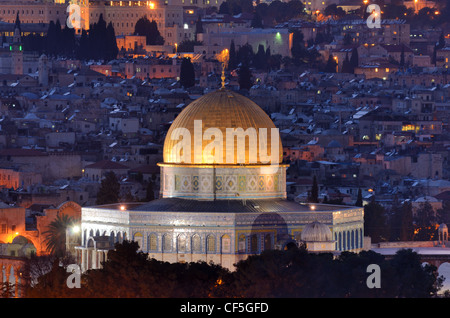 Cupola della roccia lungo lo skyline della Città Vecchia di Gerusalemme, Israele. Foto Stock