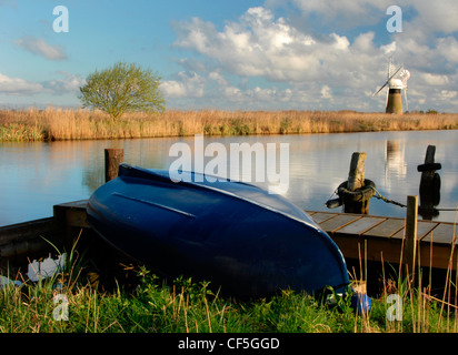 Una vista sul fiume Bure a St Benet's Mill. Questo edificio del XVIII secolo di laminazione nel gateway in rovina di San Benet's Abbey e stato Foto Stock