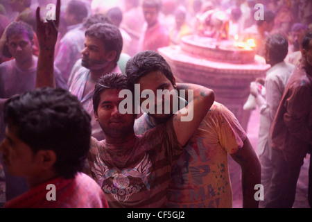La gente celebra Holi festival in Mathura, India Foto Stock
