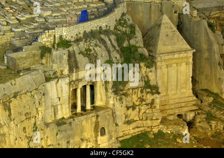 Vista notturna della tomba di Zaccaria e la tomba di Hezir Benei a Gerusalemme, Israele. Foto Stock