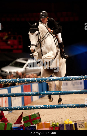 Rolf-Göran Bengtsson dalla Svezia a cavallo Kiara La Silla a Stoccolma International Horse Show Foto Stock